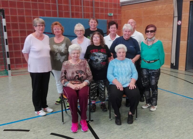 Übungsleiterin mit herbstlichem Blumenschmuck überrascht
