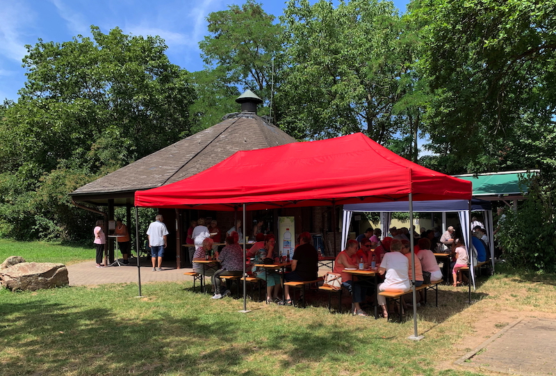 Schattige Plätze waren beim Sommerfest heiß begehrt